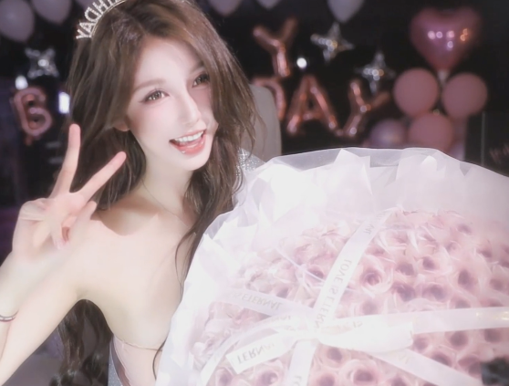 米娜生日盛装出席惊艳众人!一晚上揽收6位数!直播含泪告别斗鱼,称青春都给斗鱼了!